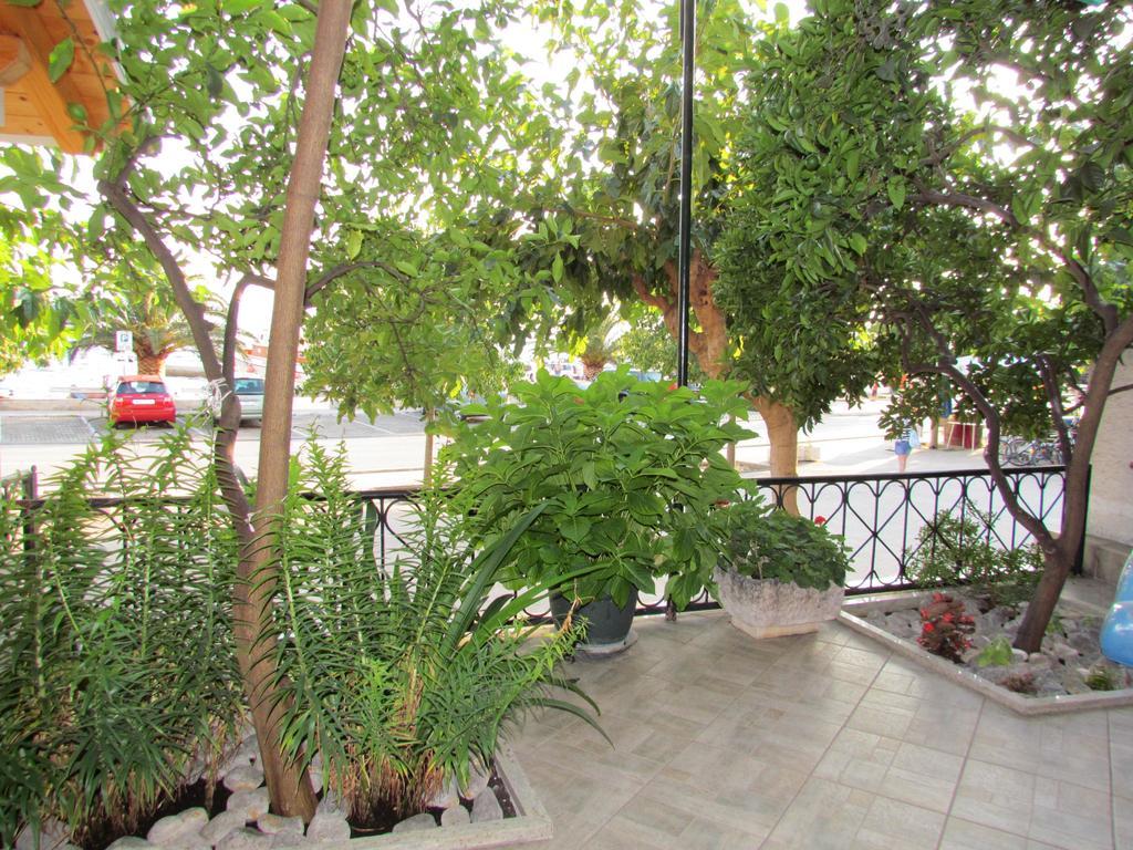 Hotel Casa Rosada Podgora Esterno foto