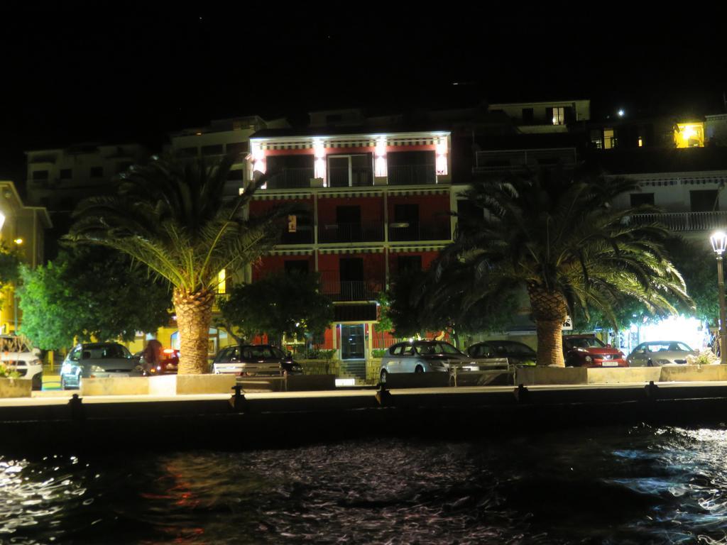 Hotel Casa Rosada Podgora Esterno foto